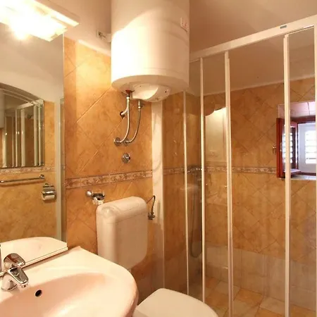 Spacious In With Private Terrace Vila *